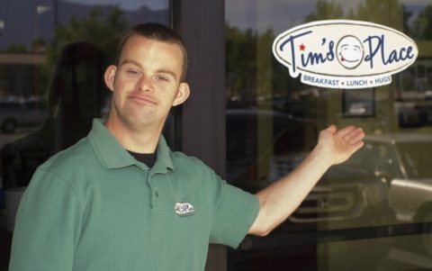 Tim Harris con Síndrome de Down es dueño del restaurante “más feliz del mundo”