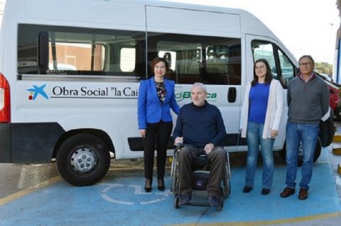 Verdiblanca recibe de La Caixa la furgoneta adaptada para personas con discapacidad