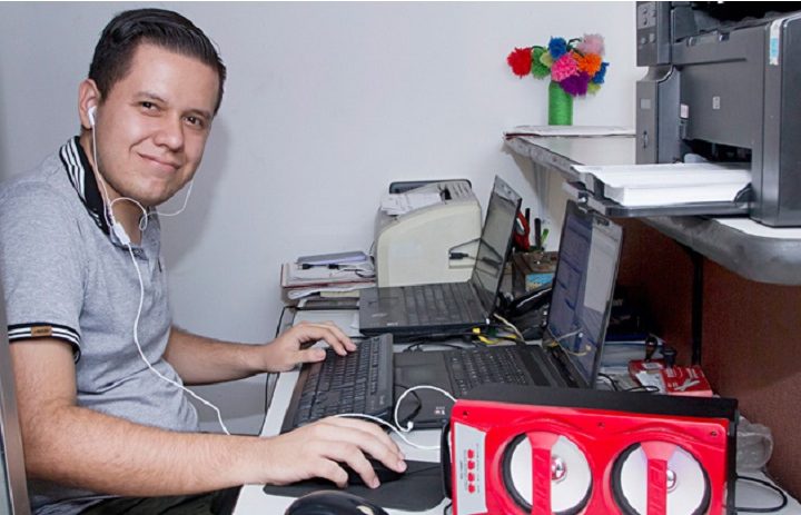 Andrés Pineda , joven con autismo, productor de una emisora web en Cúcuta