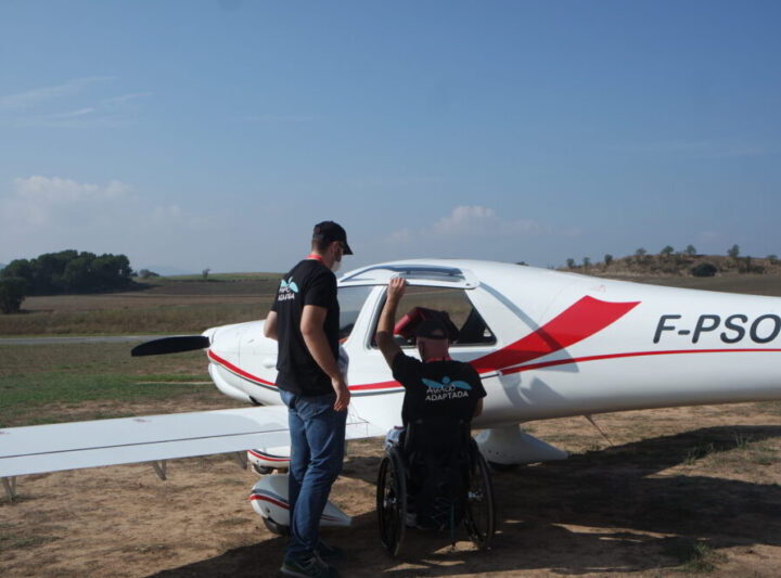 Aviación Adaptada, 130 personas con discapacidad vuelan en ultraligeros y avionetas en Igualada