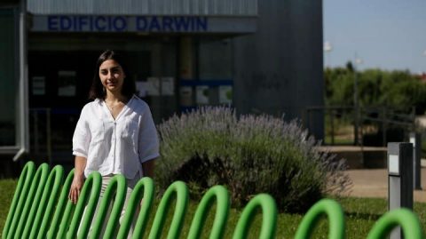 Elsa, alumna de la Universidad de León inventa la pulsera que sustituirá al bastón de las personas con discapacidad visual